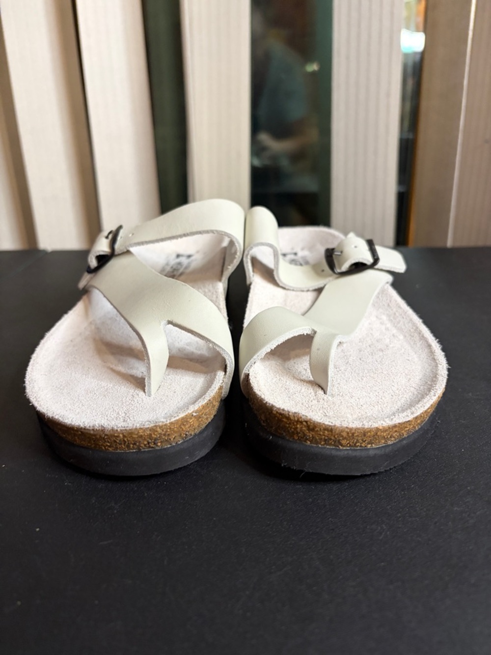 Mephisto Off-White Leather Toe-Post Sandals with Buckle Size 39 - Picture 2 of 8